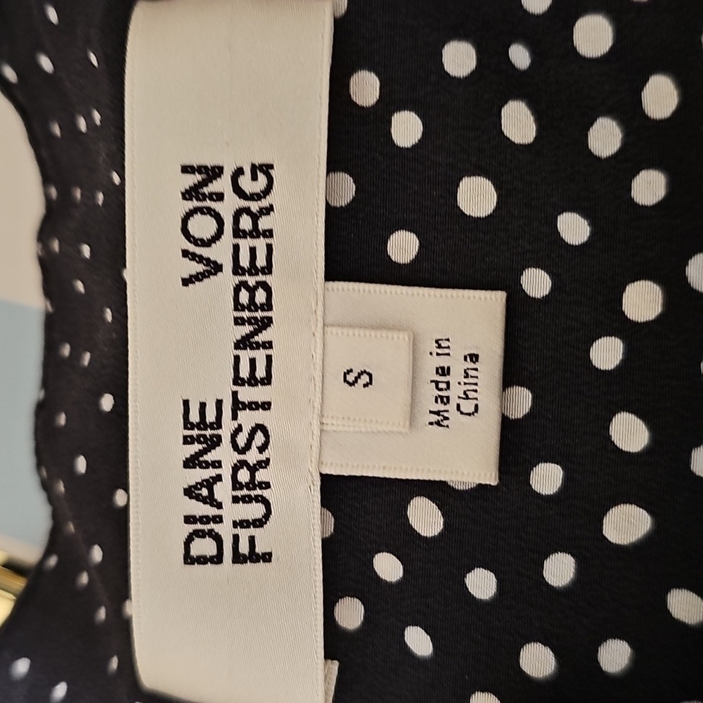 Diane von Furstenberg 100% Silk, long sleeve,  polka dot print, black, short - Picture 7 of 8